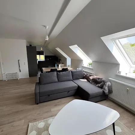 The Snowdrop - New Exclusive 4 Bedroom House, Up To 8 Persons - 155m2 - Free Parking דירה