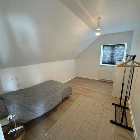 The Snowdrop - New Exclusive 4 Bedroom House, Up To 8 Persons - 155m2 - Free Parking דירה